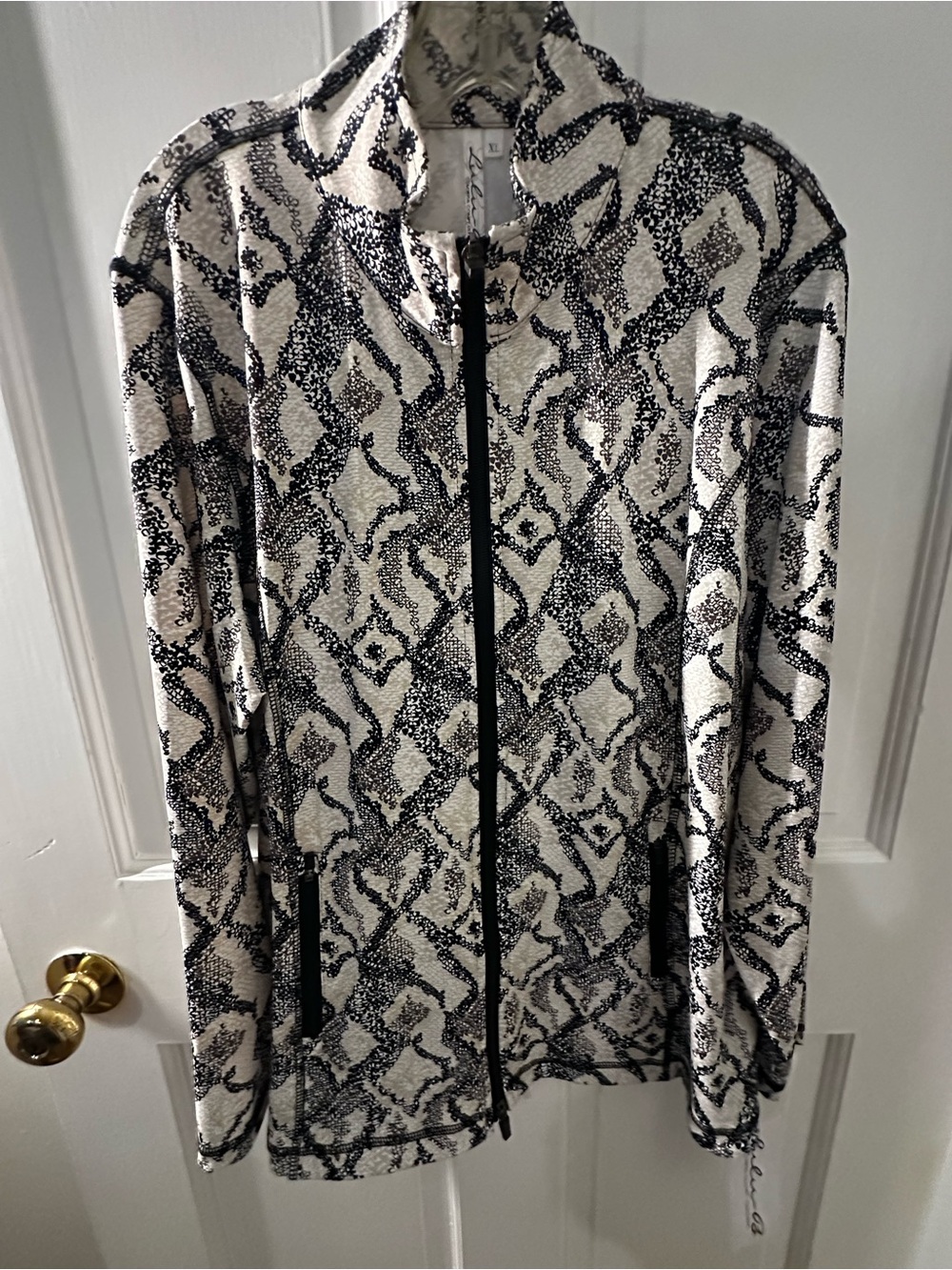 Lulu-B White and Black Patterned Jacket
SPF AND UPV IN THE FABRIC